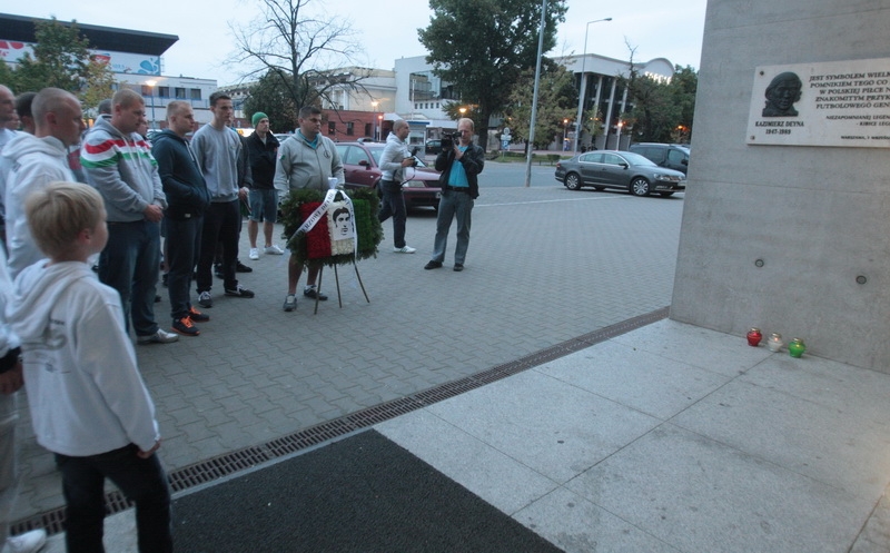 Galeria: Kibice przemaszerowali pod pomnik Kazimierza Deyny