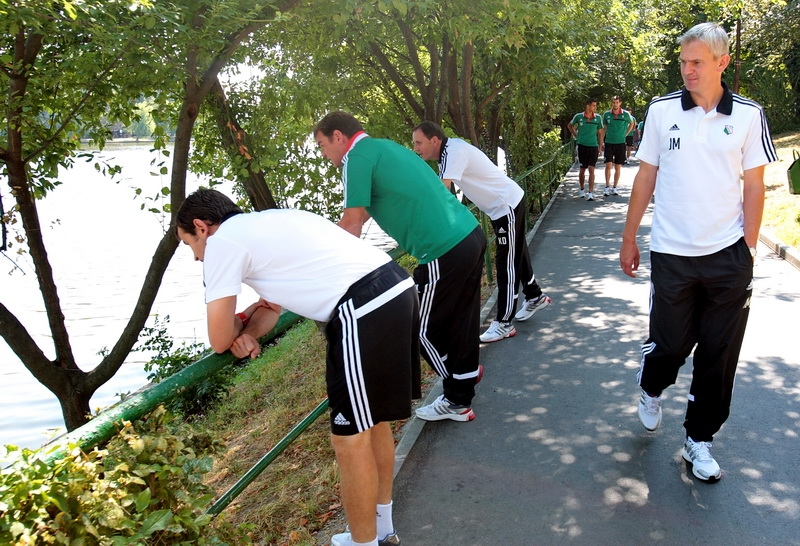 Galeria: Spacer piłkarzy po parku w Bukareszcie